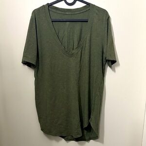 Lululemon Love Tee Short Sleeve V-Neck Size 8 -10 Green khaki